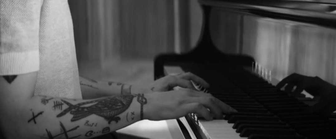 heslwthabit's tweet photo. Admiro mucho la fuerza y valentía que tiene este niño. Él ha pasado por mucho y sin embargo esta aqui abriendo su corazón para todos nosotros a través de su arte. 
Todos están conmigo cuando digo que @Louis_Tomlinson  es el ejemplo de lo que una leyenda es. #TwoOfUsMusicVideo https://t.co/kWwVyzCnuN