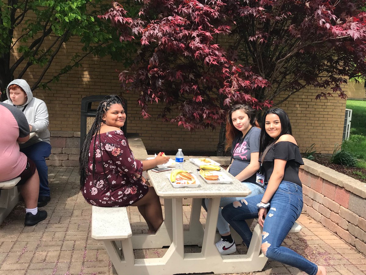 AmyGugliotta's tweet photo. Our awesome students enjoying lunch outside today! Perfect weather!#longlivenorth❤️ https://t.co/0bPPrI5CHk