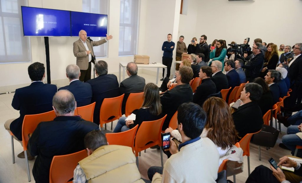 SantaFeGlobal's tweet photo. 📍#Hoy en la apertura de sobres para la inversión en energías renovables!
➡️Un trabajo conjunto por más energías limpias en #SantaFe
#OrgulloSantafesino
#Generfe https://t.co/MPSlFGIpg0