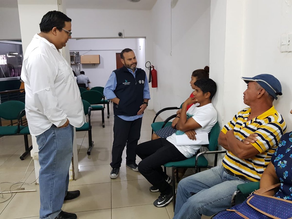 BanEcuadorBP's tweet photo. Después de atender a los medios de comunicación, el Presidente recorre la agencia de #Milagro y anuncia la remodelación de la misma para mejorar la atención a los usuarios. Le decimos simón al desarrollo. https://t.co/JbiS1izAU6
