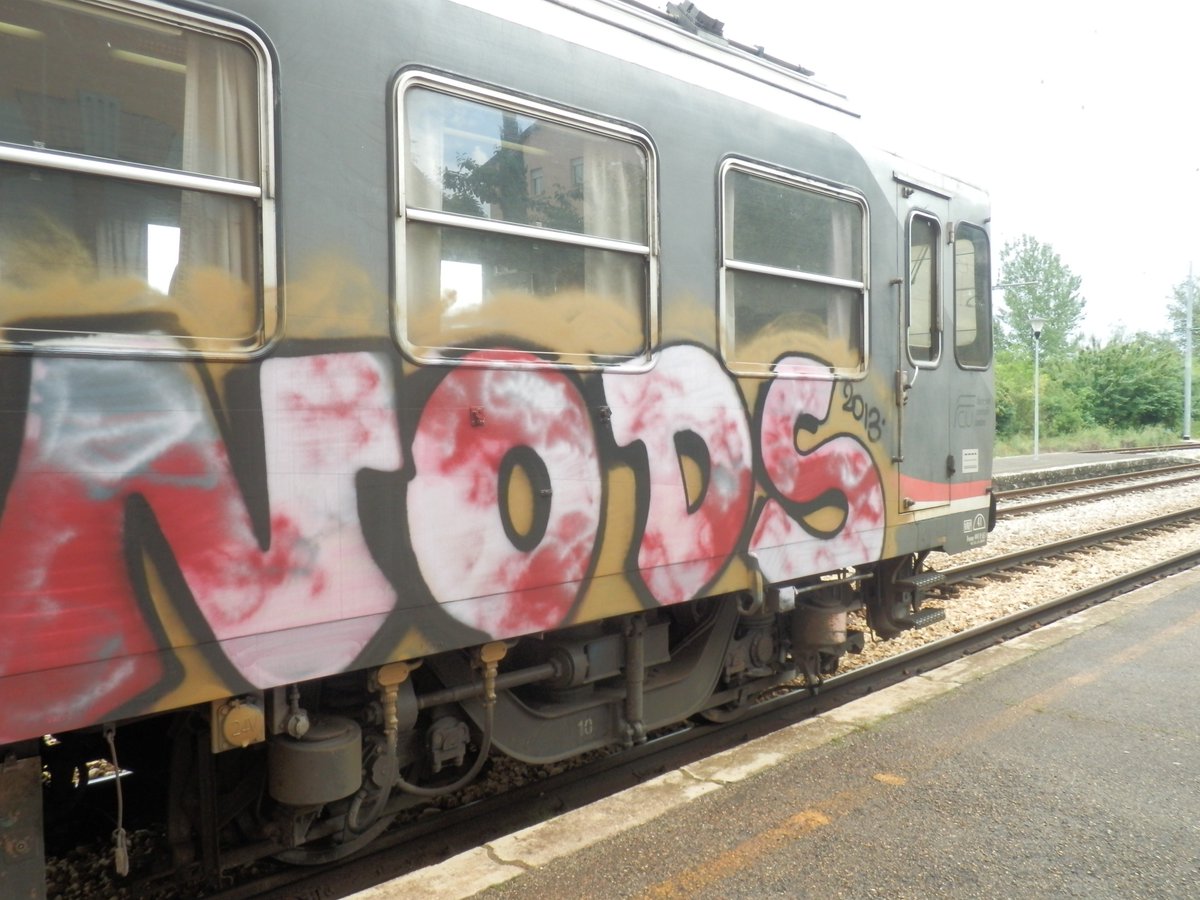 ট ইট র アカチンの趣味 イタリアは地方のローカル線へ行くと落書きがスゴイ それでもそのまま走るところがまたスゴイ イタリア ローカル線 ウンブリア 中央鉄道 トーディ