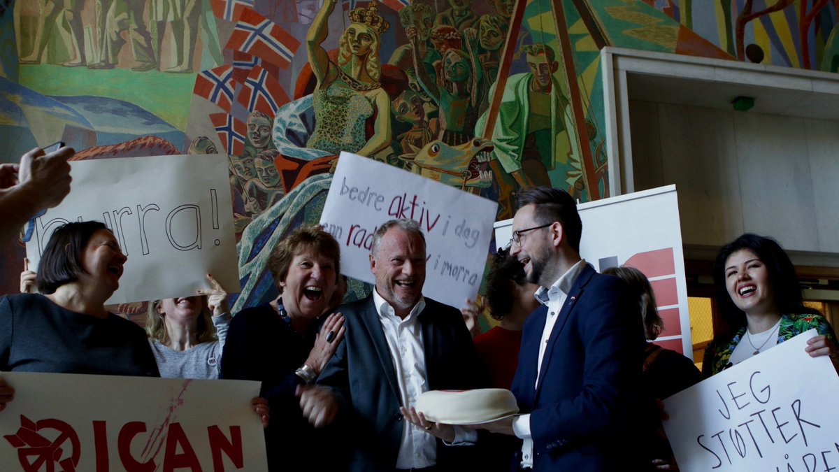 Love this photo of Oslo’s mayor @Marianneborgen and governing mayor @RaymondJohansen, taken yesterday when Oslo joined ICAN’s #Citiesappeal. Brave politicians can create space for new thinking. Norway CAN say no to nuclear deterrence and sign the #TPNW.