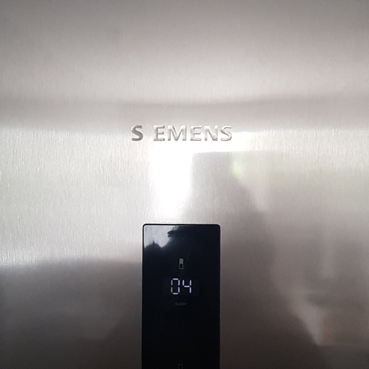 MaraPsos's tweet photo. Cuando tu nevera empieza a perder letras.... 🤣🙈🤦‍♀️ #Siemens #perdiendoletras #loqueocurrecuandolimpias  @siemens_es @SiemensHomeEs https://t.co/YZlZVUQjNj