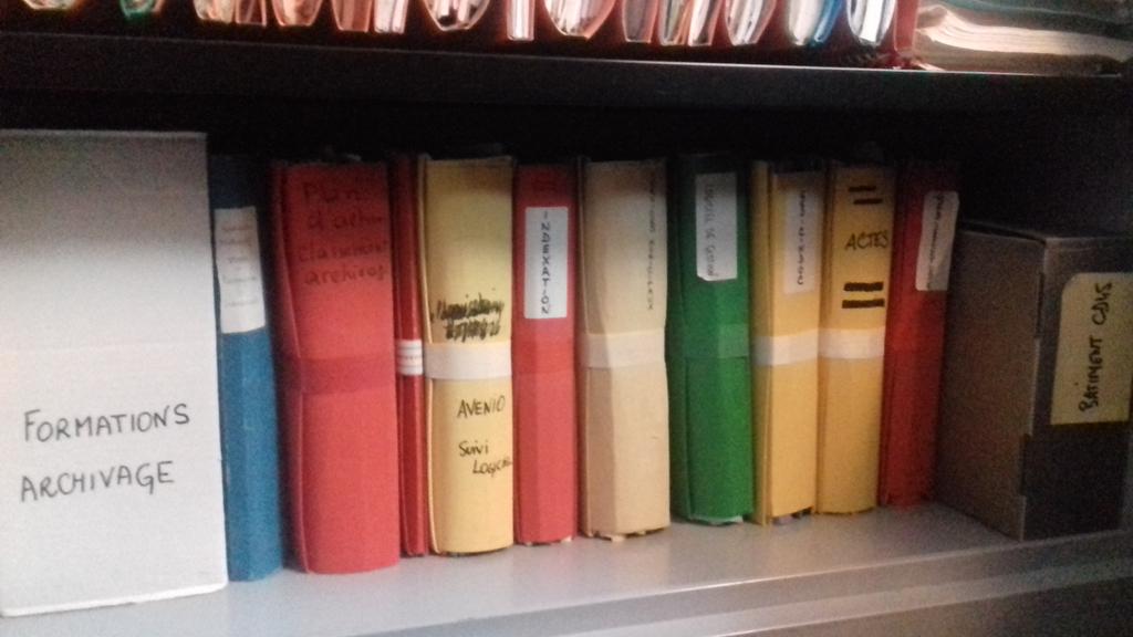 ArchivesOrleans's tweet photo. L'envers du décor : les dossiers de gestion d'@ArchivesOrleans par notre chef bien aimée &amp; vénérée 😉 Couleurs à tous les étages du placard !
#MuseumWeek #RainbowMW #SecretMW #womeninculture #viedarchiviste https://t.co/fMgfX3fnoI