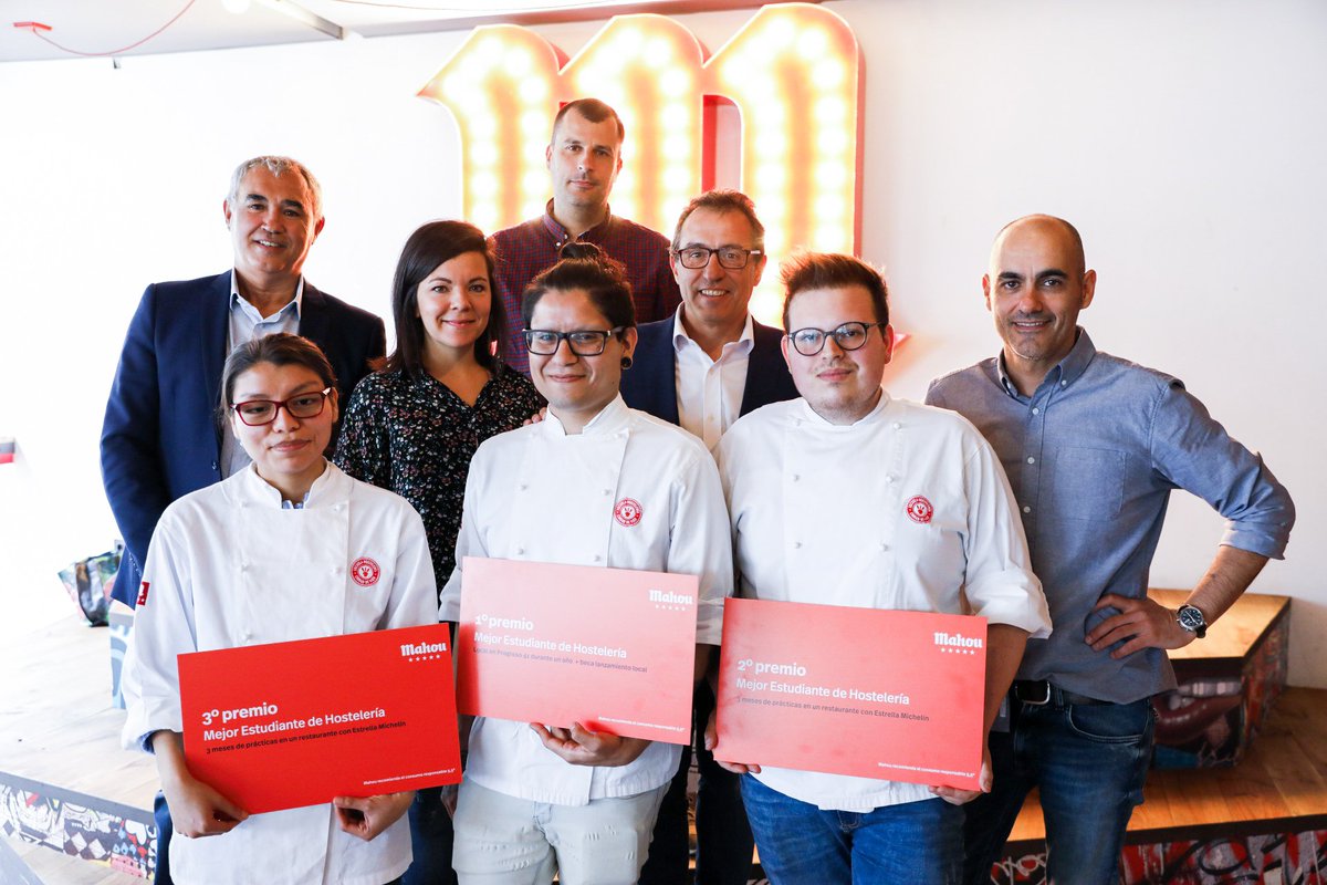Antena3Galicia's tweet photo. David Oviedo, alumno del último curso de la
Escuela Ciudad de #Vigo, gana el certamen convocado por @mahou_es para elegir al mejor estudiante de hostelería. La marca le cederá durante un año un local del mercado gastronómico vigués Progreso 41, además de una beca. ¡Enhorabuena! https://t.co/uD8BbVA49H
