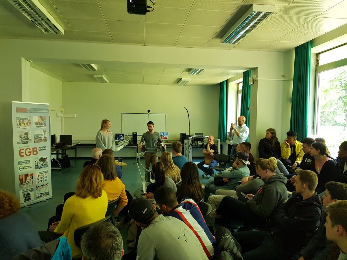 EGBKoeln's tweet photo. #MyeWorld 2.0, #AR, #VR und #MixedReality im Unterricht mit eSports und Arbeitsplatzgestaltung bei Kaufleuten für Büromanagement. Florian Noack und @detlefsteppuhn mit neuesten Trends und Ideen. #cooleschule #SmartSchool #HoloLens #oculus #vive #egb https://t.co/ylvPu7kMxl