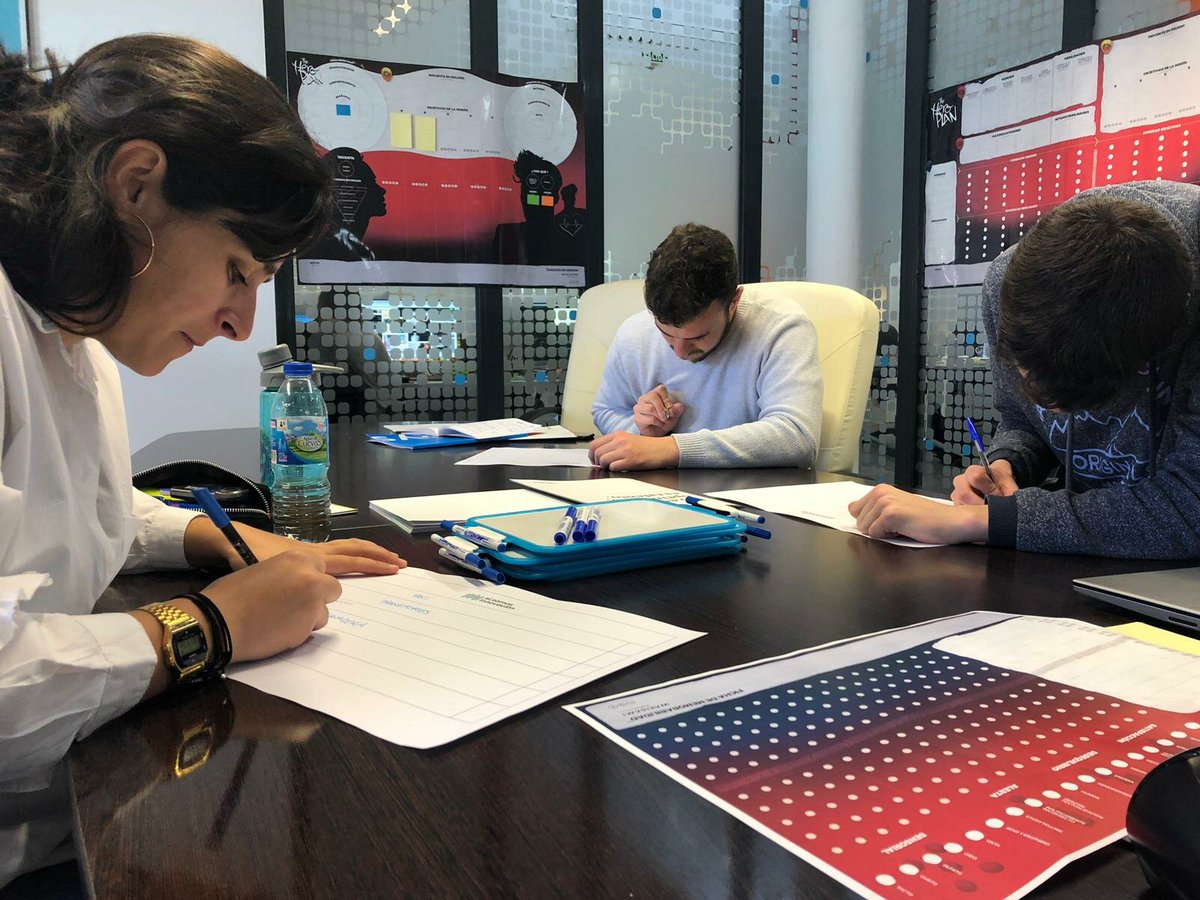 Sara, Raúl y Marcos, el #EquipoAlisys, continúan inmersos en #Blockchain. Con varias propuestas sobre la mesa, aprovecharán los últimos días al 100% para plantear una solución al reto lo más detallada posible. ¡Lo conseguiréis!  💪💪