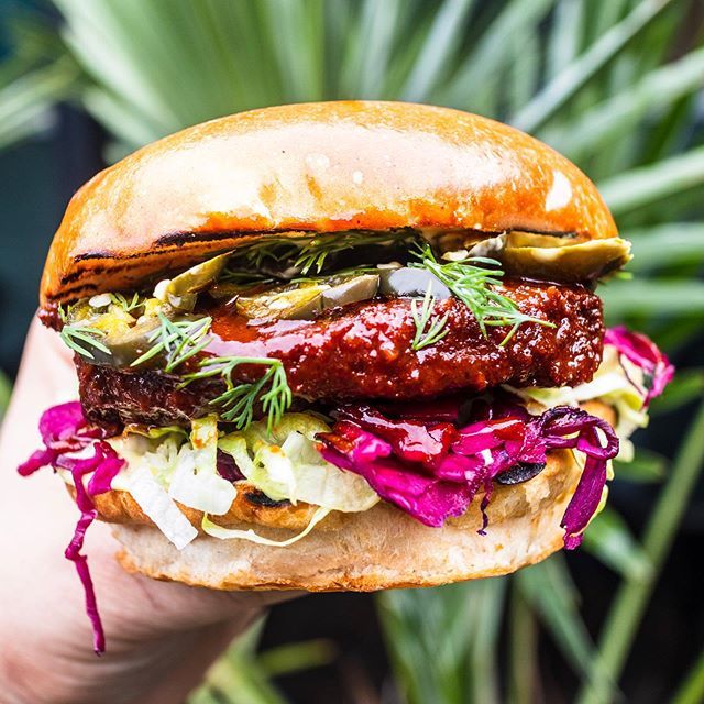This incredible shot of the 100% vegan MFC burger has got our mouth-watering... Catch @clubmexicana at Netil Market this Saturday for deliciously saucy, sticky and ‘meaty’ plant-based burgers. 🌱 bit.ly/2VvTl1o