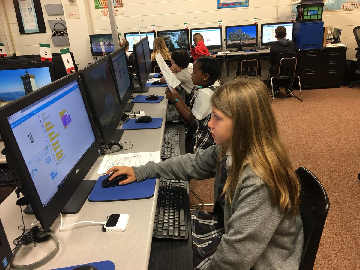 teachtechfun's tweet photo. Coding with 4th grade using codey rocky robots. @StPetersOlney @MEWhelan6 #codingforkids https://t.co/uVH71vNJC2