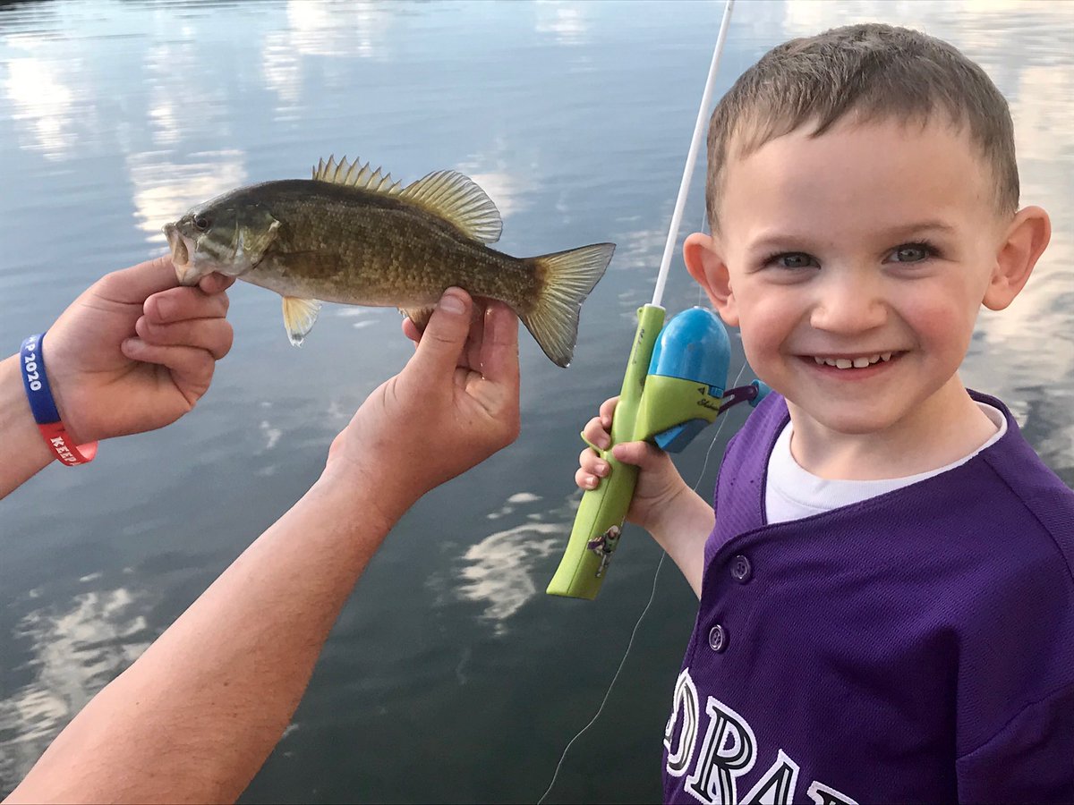 Here fishy fishy! Jett caught his very 1st fish ALL BY HIMSELF!!
#nevertoyoungtostartfishing
#herefishyfishy
