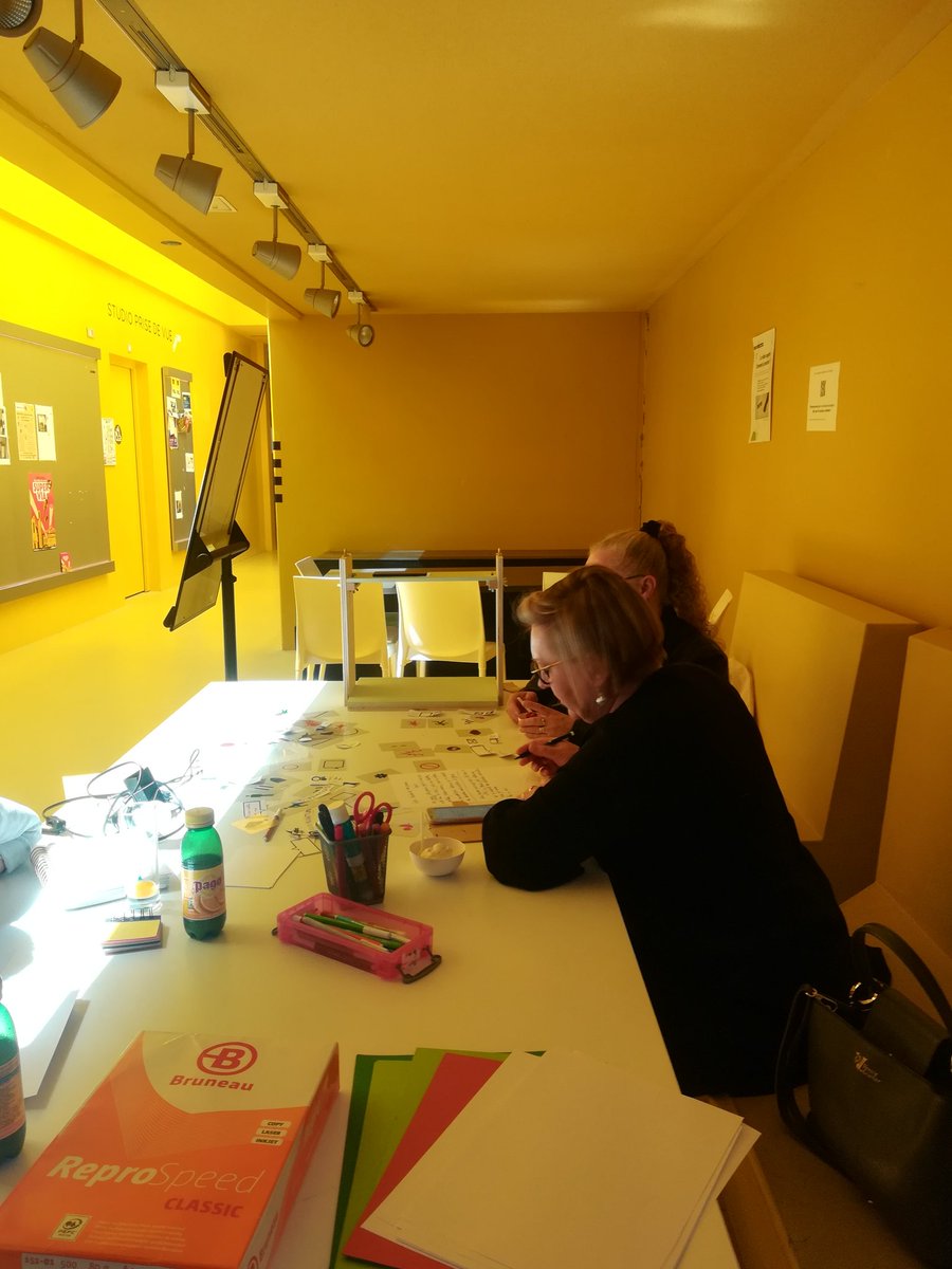 margotbcln's tweet photo. [VIDÉO CAGETTE] 🎬 en pleine réflexion sur un scénario créatif 💡on attend toutes vos idées autour de l'accueil numérique ! #GaNum2019 https://t.co/F01GfYiaI7