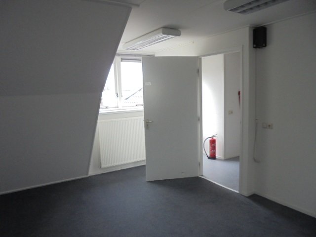 adhocbeheer's tweet photo. Midden in het centrum van #Assen kun je wonen in dit prachtige kantoorpand! Je krijgt een #woonruimte van minimaal 25 m² en de voorzieningen deel je met andere bewoners en een ondernemer. 
Interesse? Meld je aan via https://t.co/SueFfpqJHF https://t.co/qJySdl3FPW