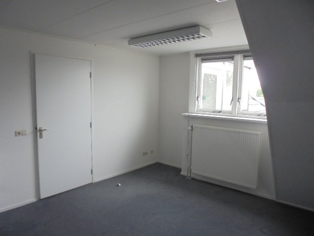adhocbeheer's tweet photo. Midden in het centrum van #Assen kun je wonen in dit prachtige kantoorpand! Je krijgt een #woonruimte van minimaal 25 m² en de voorzieningen deel je met andere bewoners en een ondernemer. 
Interesse? Meld je aan via https://t.co/SueFfpqJHF https://t.co/qJySdl3FPW