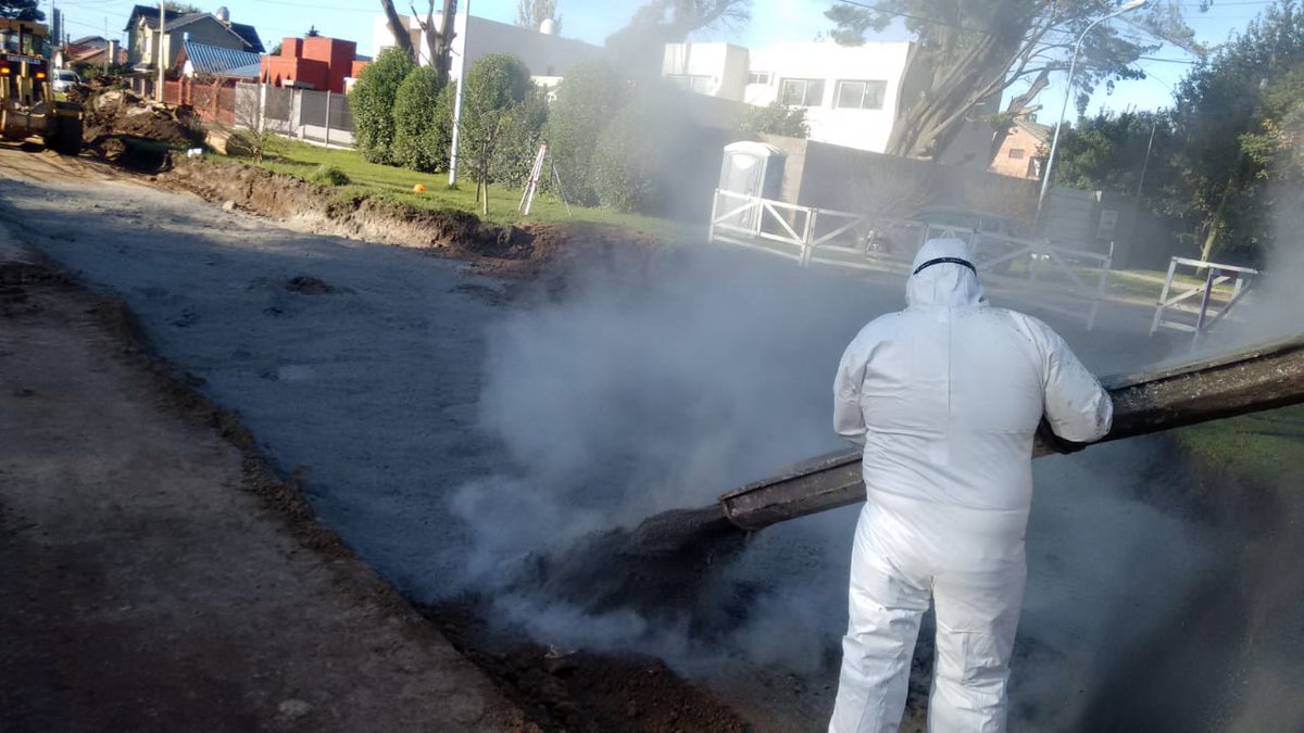 emvialmgp's tweet photo. #BuenJueves Preparación de suelo, primero y colocación de suelo cemento para tener una base firme en donde colocar el pavimento de hormigón final en el ensanche de la av. Constitución. 
#HaciendoJuntos #MardelPlata 
@PabloGSimoni @marianobowden @arroyocf @pablo_ceuninck https://t.co/U3oc7ZIJXN