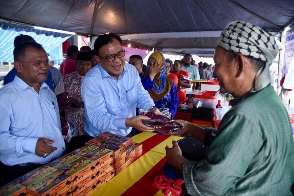 JPenerangan's tweet photo. YB @eddin_syazlee , Timbalan Menteri Komunikasi dan Multimedia Malaysia menyampaikan sumbangan apron, kurma dan bubur lambuk kepada pengunjung dan peniaga bazar ramadan Pilah Perdana hari ini. 

#KKMM
#JabatanPenerangan https://t.co/muHob5W3Ln