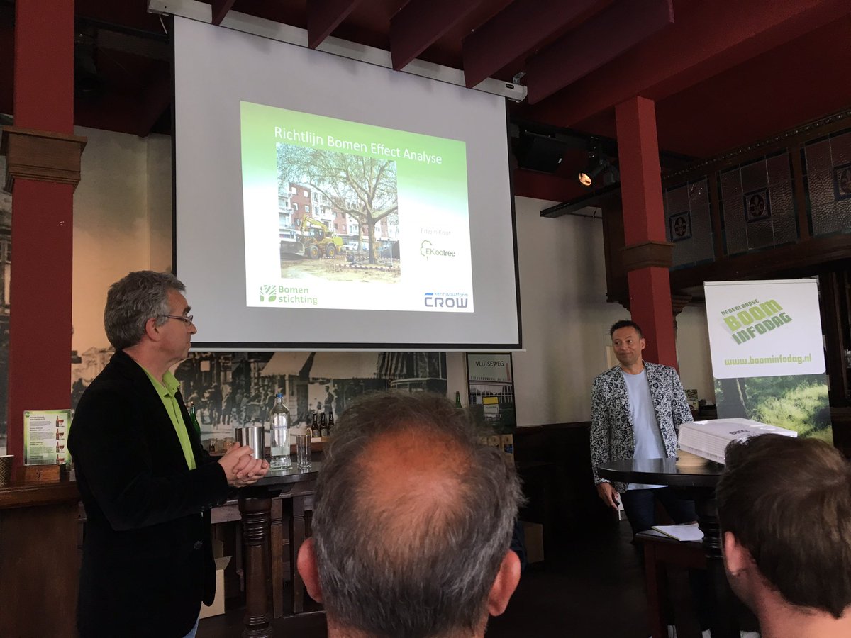 peter_vanderven's tweet photo. Na hard werken door de werkgroep: de nieuwe Richtlijn Bomen Effect Analyse tijdens de @Boominfodag vanaf nu in de @CROW Kennismodule Bomen en bij @bomenstichting op papier. https://t.co/5rYL8iRtjI