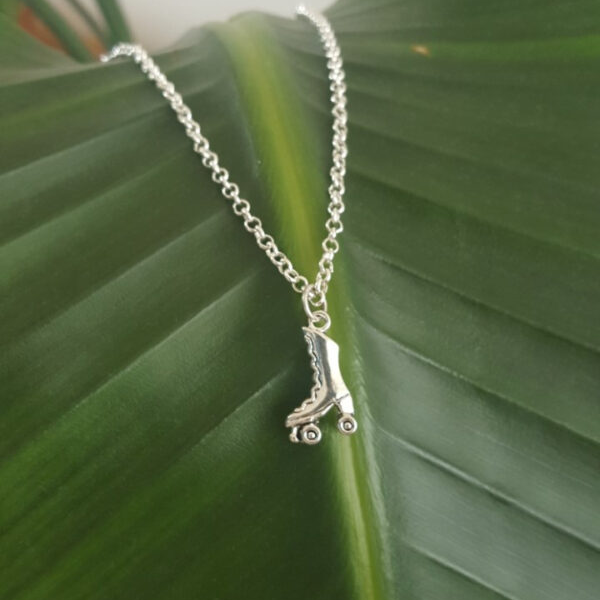 We hebben onze mini-sieradencollectie uitgebreid en we hebben scrunchies!! ❤️ Neem snel een kijkje in de shop!Je kunt tot vrijdag zonder verzendkosten sieraden en scrunchies bestellen met de code: sieraden. Check huisvanbelle.nl/shop