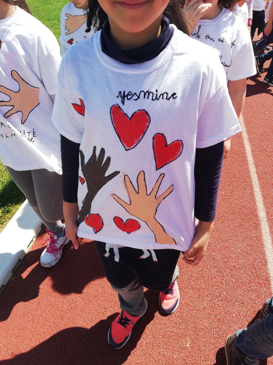 FauviauIngrid's tweet photo. Fête de la fraternité aux Lilas #fratertnite #laicite
tous les élèves réunis pour une chaîne de la fraternité @FraterniteGen https://t.co/YioOiCgNRN