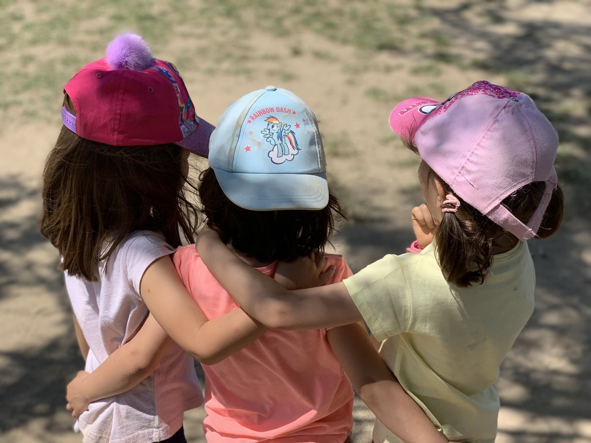 Observando lo bonita que es esta granja <a href="/HBSTORREJON/">Humanitas Torrejón</a> #unicornios