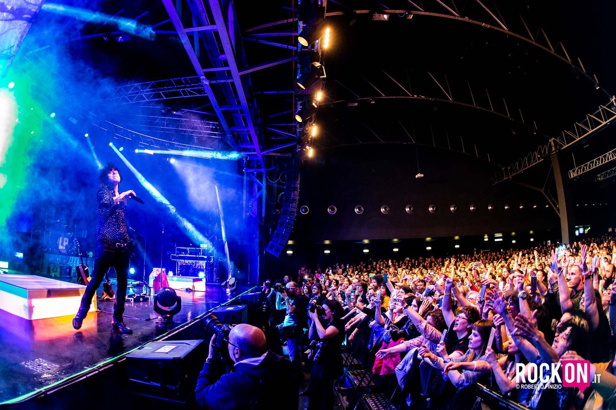 rockonitalia's tweet photo. LP: guarda le foto e scopri la scaletta del concerto di ieri sera a Milano #LP https://t.co/UEVZjxdBTg https://t.co/6nXiRrhTEj