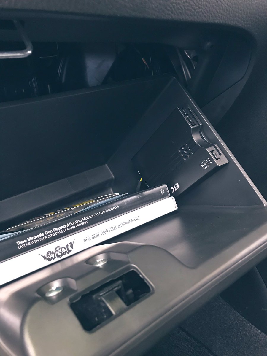 Tower 運転席側足元にあったetcが使いにくいのでグローブボックスに移設 グローブボックス にでろ んと出ていたナビとiphoneを繋げるusbケーブルを配線引き直して サイドブレーキ横のメクラに穴をあけて固定 拡大すると粗がひどいわ