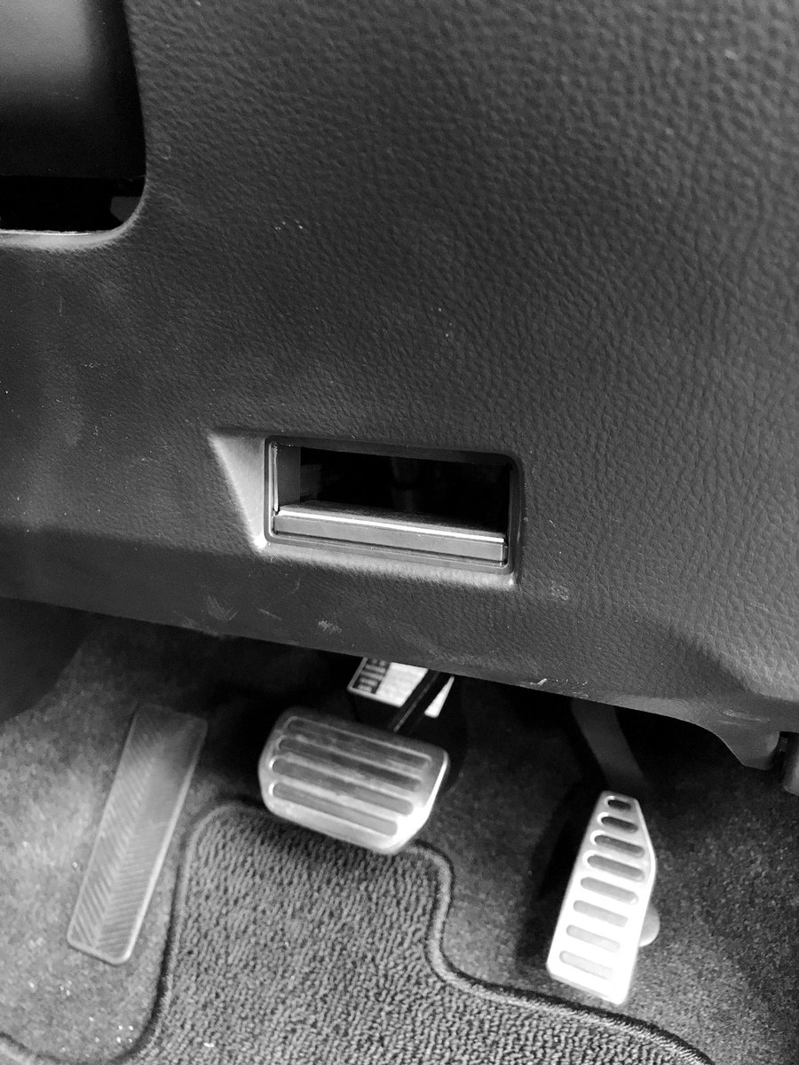 Tower 運転席側足元にあったetcが使いにくいのでグローブボックスに移設 グローブボックス にでろ んと出ていたナビとiphoneを繋げるusbケーブルを配線引き直して サイドブレーキ横のメクラに穴をあけて固定 拡大すると粗がひどいわ Tower 運転席側足元にあったetcが使いにくいのでグローブボックスに移設 グローブボックス にでろ んと出ていたナビとiphoneを繋げるusbケーブルを配線引き直して サイドブレーキ横のメクラに穴をあけて固定 拡大すると粗がひどいわ