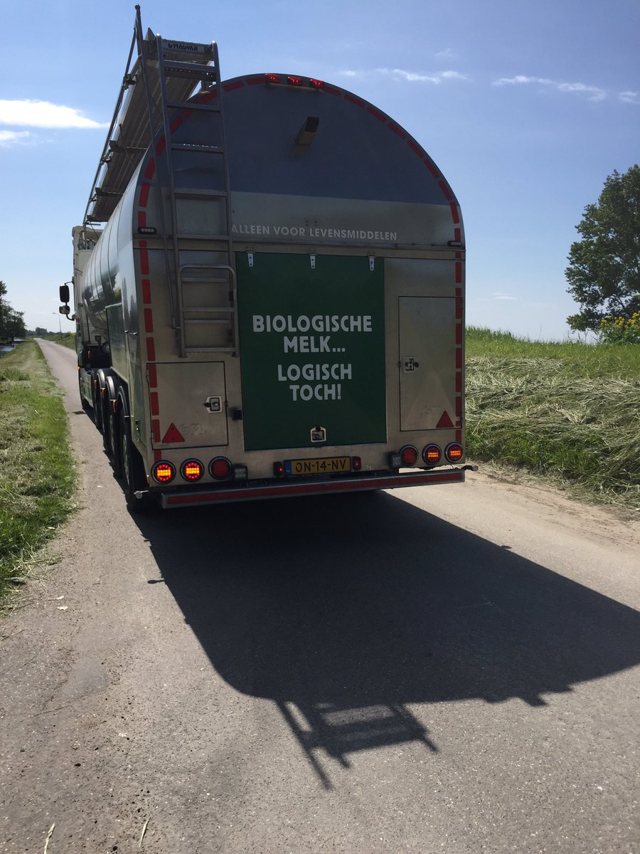 Net bewust van de weg gereden door deze “chauffeur” in Spijkerboor. Weet iemand van welk bedrijf dit is? Foto is trouwens gemaakt met gevaar voor eigen leven...