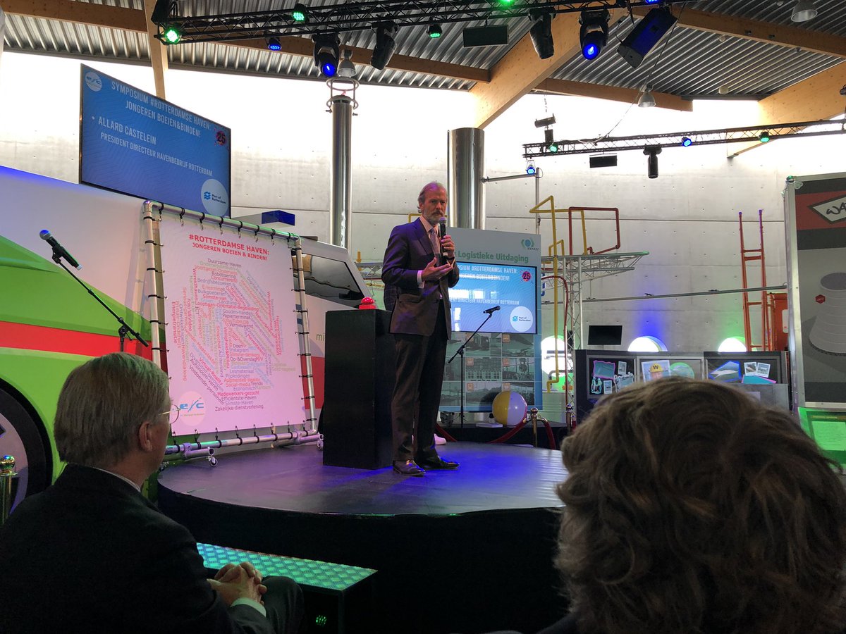 25 jaar Educatief Informatiecentrum Rotterdam! Allard Castelein van <a href="/HavenRotterdam/">Havenbedrijf R'dam</a> benadrukt het belang van het <a href="/EICMainport/">EIC Mainport Rotterdam</a> voor de Rotterdamse haven. Dankzij #EIC hebben 450.000 kinderen met de haven kennis gemaakt. Van groot belang voor de beroepenkeuze van de kinderen.