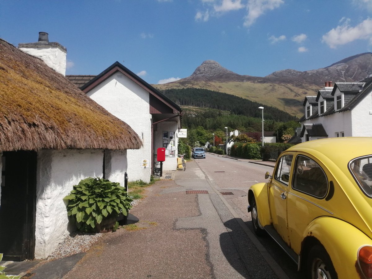 cazx_1's tweet photo. This view always makes me happy when I arrive at work - especially on a beautiful day like today! (also, perfect car for #RainbowMW) #MuseumsSparkJoy #MuseumWeek #IMD2019 @Glencoe_Museum @MuseumsSpark https://t.co/AirtrVfeYi