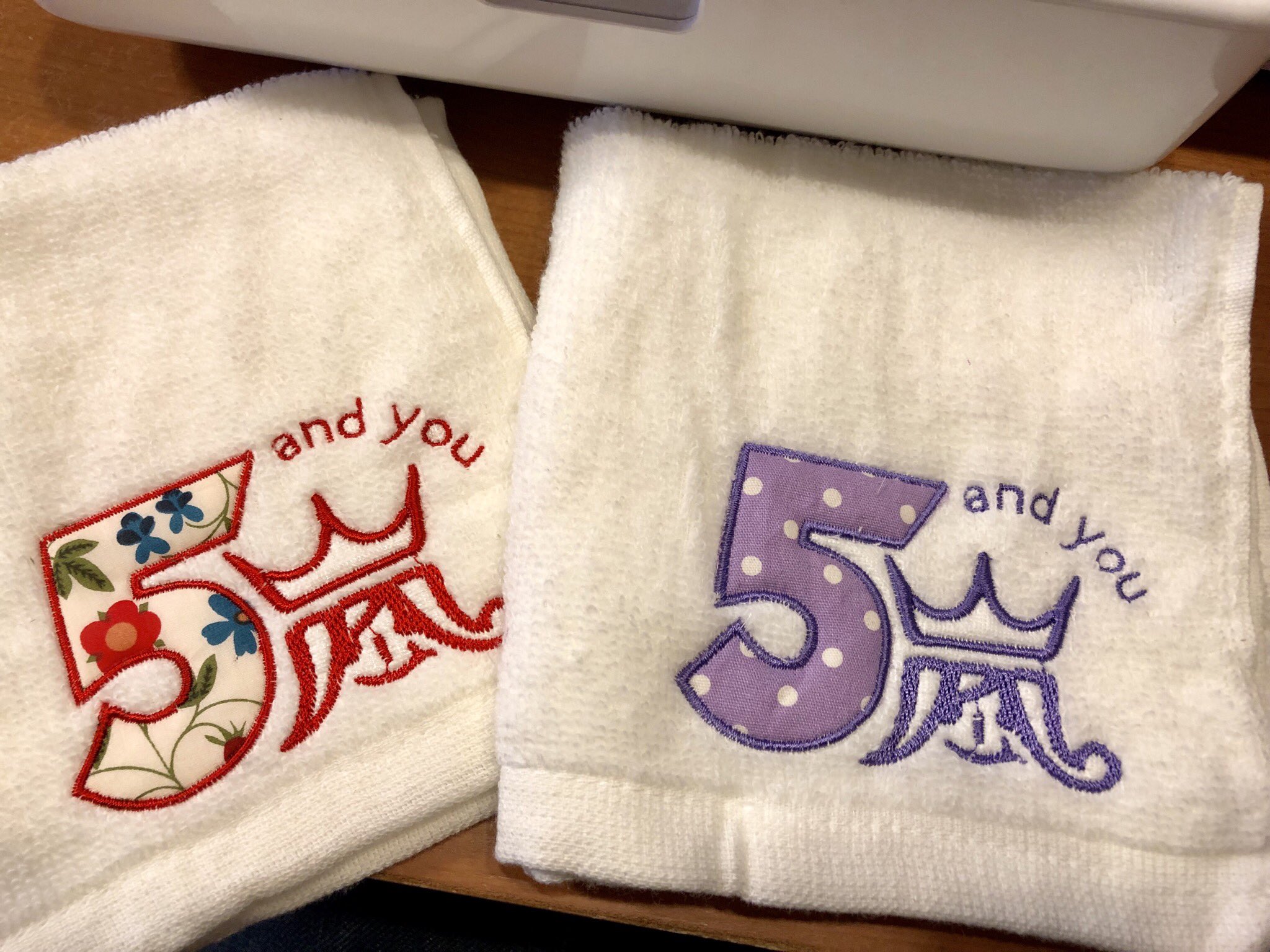 めぐんたん 久しぶりにタオル刺繍 自分のは贅沢にリバティの生地使っちゃった ๑ ᴗ و 嵐ハンドメイド 嵐刺繍 T Co Aisbolx4fg Twitter