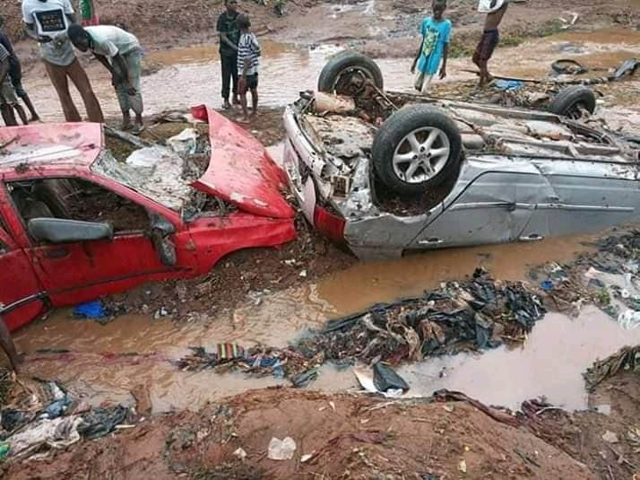 NabilaM223's tweet image. Pas plutard qu'hier on se plaignait de chaleur, on demandait à #Allah de ns bénir d'eau... Il a entendu et a exaucé nos voeux... Maintenant voilà le résultat qui n'est pas de lui mais de notre comportement. Si on avait pris soin de notre environnement cela n'arrivera point !