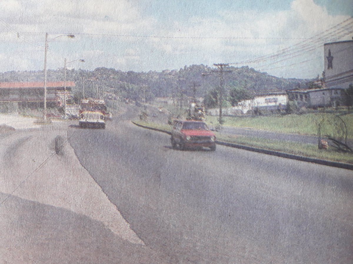 FUNDAHISPA's tweet photo. Carretera Transístmica, década de los 80's, donde hoy se encuentra la Estación del Metro de Pueblo Nuevo.
Edificio de La Estrella Azul, como gran testigo de la Historia. https://t.co/G8sfPOKCYi