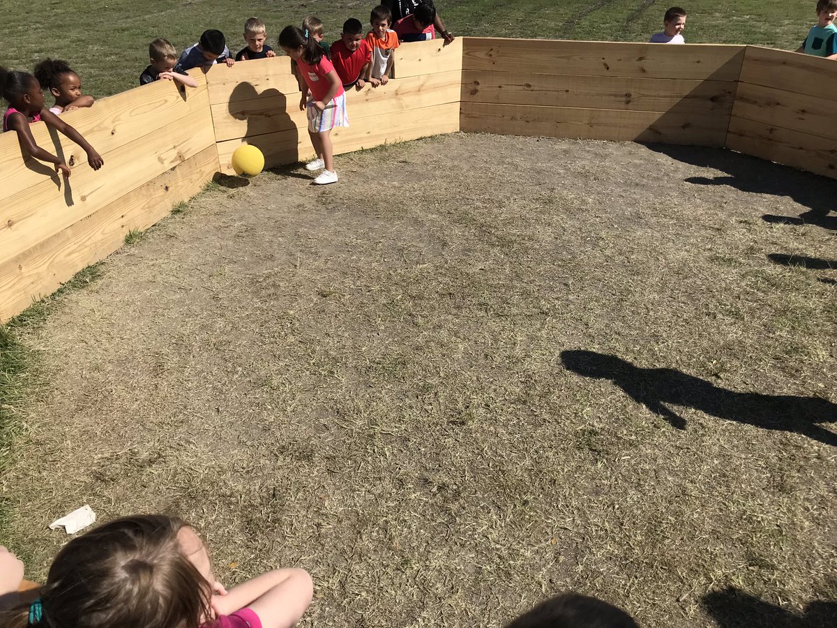 fishnfun15's tweet image. Loving the Gaga pit!!! Thanks Mrs. Alsbrook! @bbowenes #bbopride #fielddayfun