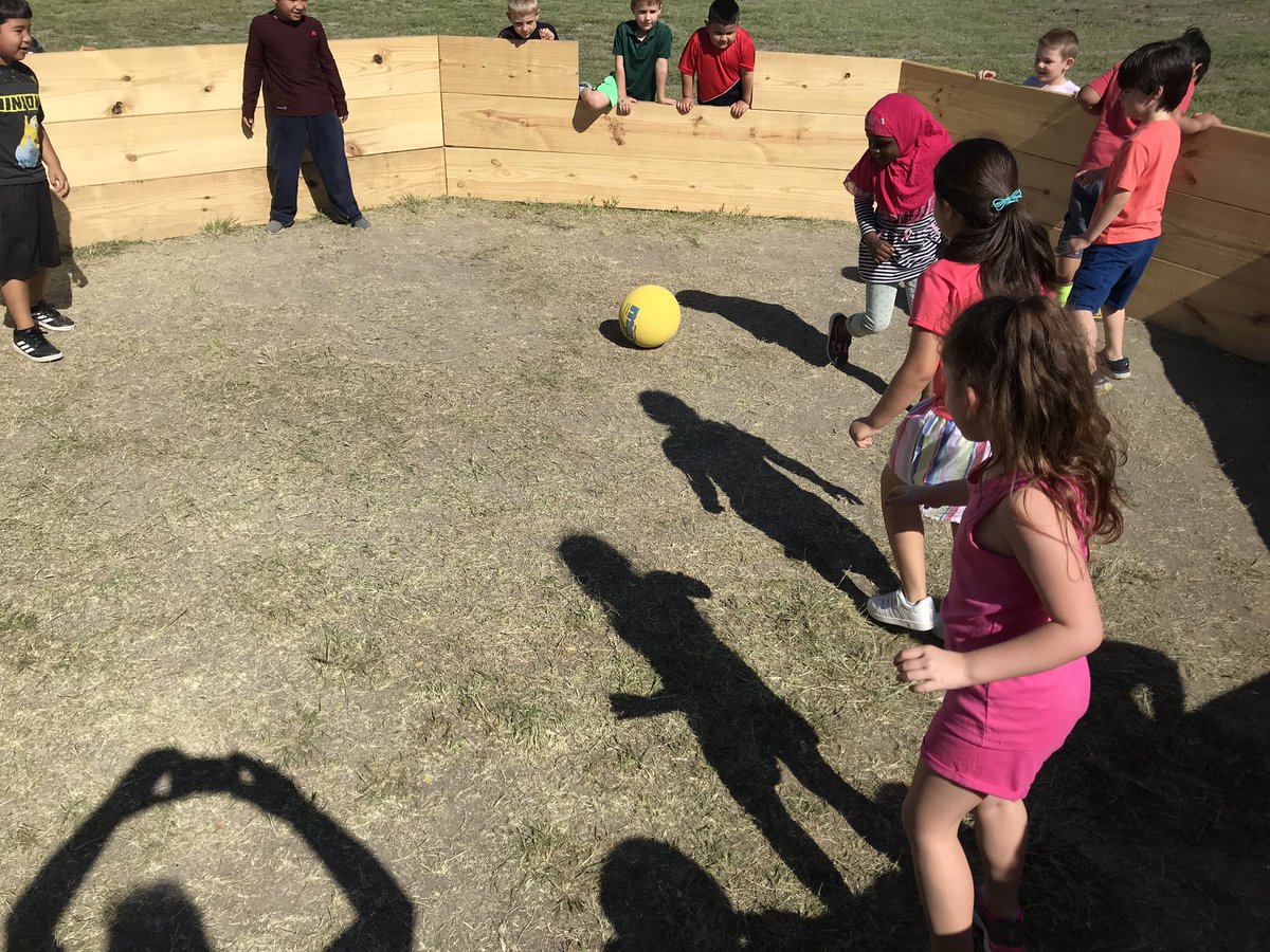 fishnfun15's tweet image. Loving the Gaga pit!!! Thanks Mrs. Alsbrook! @bbowenes #bbopride #fielddayfun