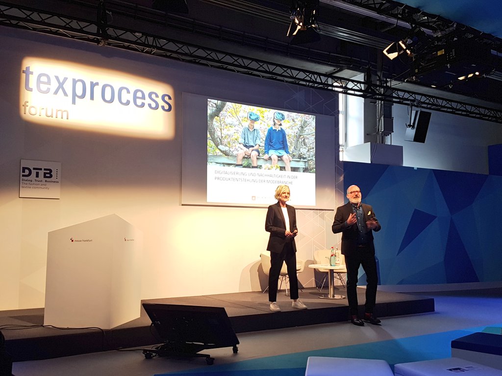 franzisca_mark's tweet photo. Wie zahlt Digitalisierung auf Nachhaltigkeit in der Textilindustrie ein? Spannender Vortrag von Prof. Peter Schmies & Verena Goldberg von der @AMD_School auf der @Texprocess @techtextil
#bigdata #AI #blockchain #digitalvaluechains #sustainability #sustainablefashion https://t.co/6U5jqsK9Kc