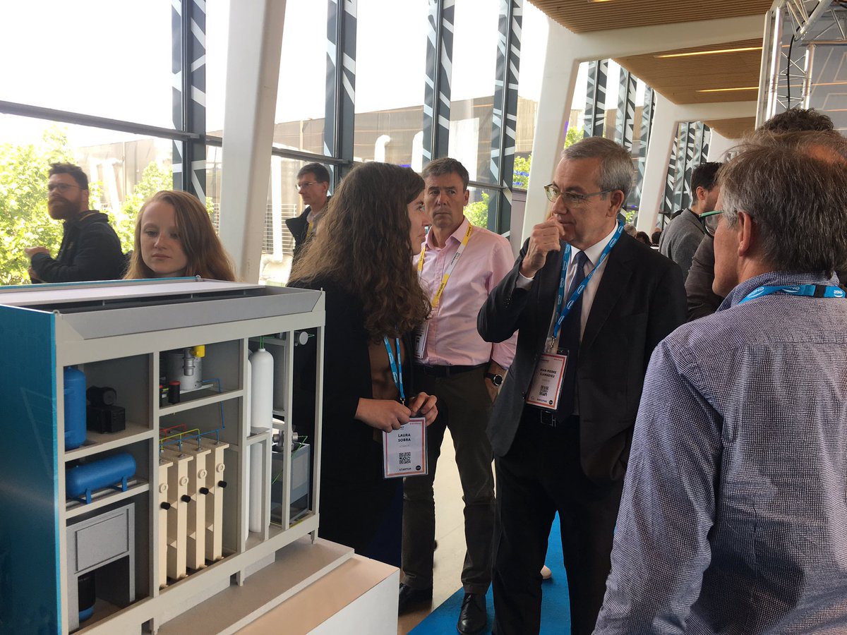 ENGIEInnov's tweet photo. Sur l espace mobilité @ENGIEgroup présentation à @jpclamadieu des vélos  #hydrogène de @PragmaFuelCells et des stations de recharge de @atawey #hystart https://t.co/NwoCfvqUya