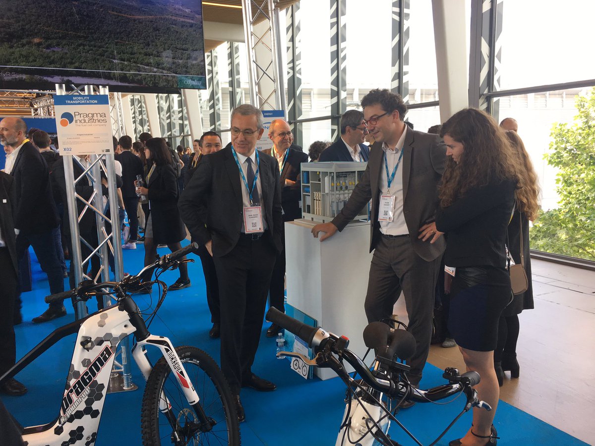 ENGIEInnov's tweet photo. Sur l espace mobilité @ENGIEgroup présentation à @jpclamadieu des vélos  #hydrogène de @PragmaFuelCells et des stations de recharge de @atawey #hystart https://t.co/NwoCfvqUya