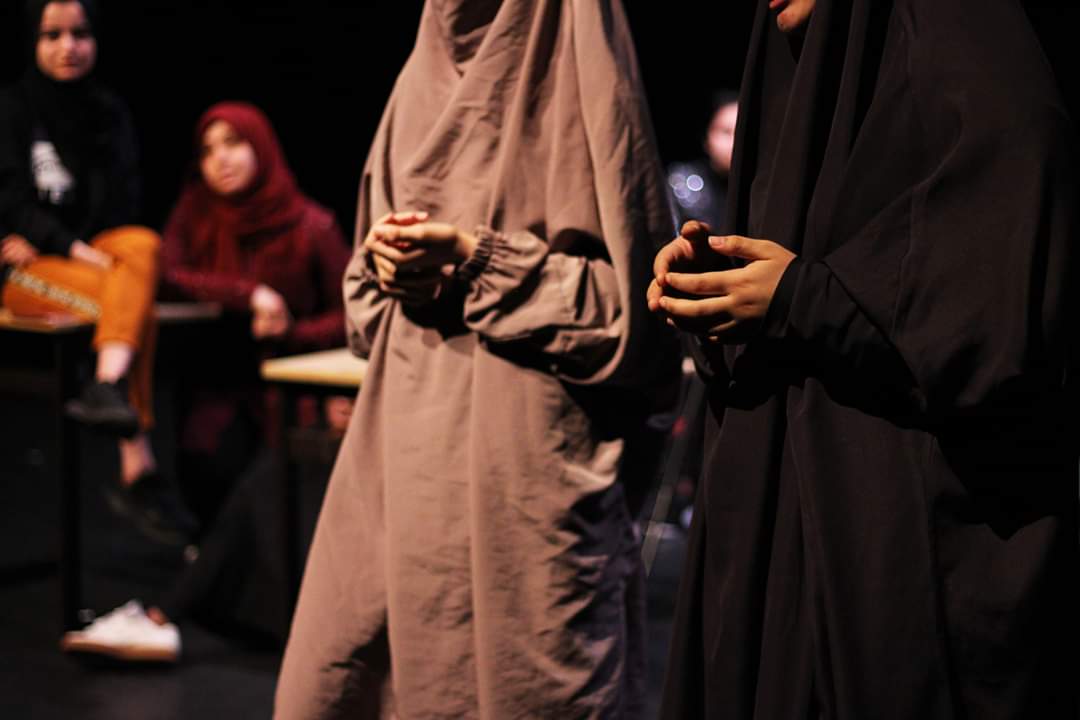 paulinerousse's tweet image. "L'autre et moi" ce soir et demain au @TheatreDeLiege !
Projet culture-école mené avec des élèves des écoles de #Liege dans le cadre d'#atlasoftransitions 🌍
Sur scène, ils abordent les thématiques de l'#identité, de la #migration et de la #discrimination.