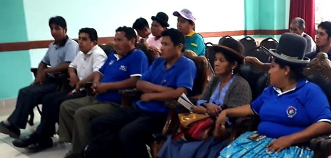CeCocarico's tweet photo. Estamos en #Caranavi en el dpto. de #LaPaz, para reunimos con representantes de Organizaciones Sociales para coordinar la entrega de tres nuevas unidades educativas a estudiantes de esta región, infraestructuras que entregará en esta jornada el hno. Pdte. @evoespueblo. https://t.co/Ldacwj9SqK