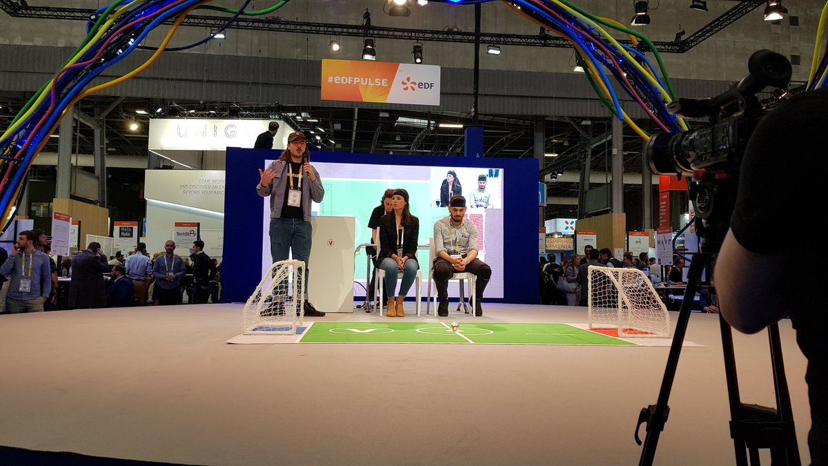 romainboudet's tweet photo. #Mentalista ou comment jouer au football juste avec une électrode qui analyse l'activité du cortex visuel !!! Impressionnant https://t.co/wiKBsL9DOn