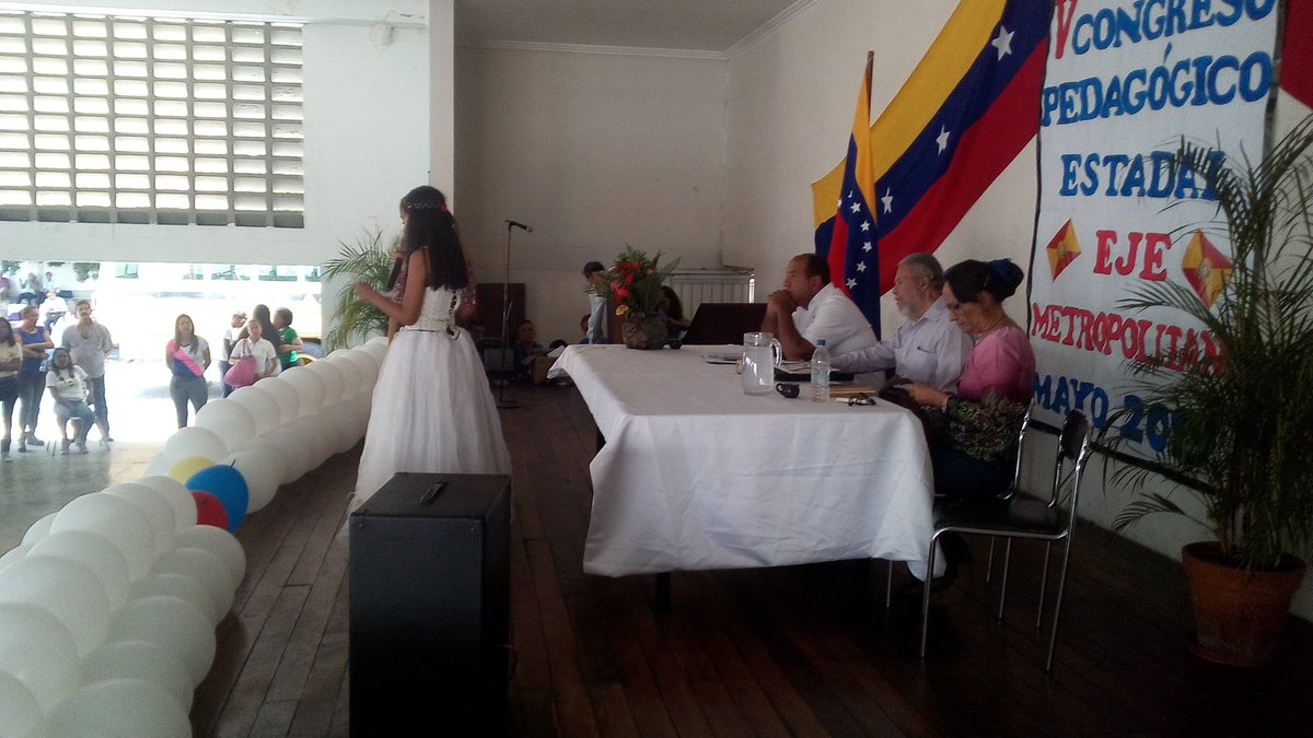 CarmenV39899236's tweet photo. #CongresoPedagogicoEstadal actividades culturales de nuestros niños y niñas en pro de nuestra calidad educativa en defensa de la paz de la patria grande de Bolívar. https://t.co/9d8w7WCLmD
