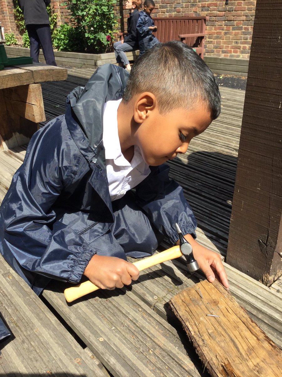 ThomasBuxtonEY's tweet photo. We have been learning how to use the hammers safely at Forest School this week 🌳🌿 #eyfs #forestschool #tooluse https://t.co/TQ7cKHR7Sw