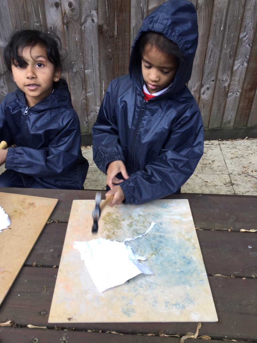 ThomasBuxtonEY's tweet photo. We have been learning how to use the hammers safely at Forest School this week 🌳🌿 #eyfs #forestschool #tooluse https://t.co/TQ7cKHR7Sw