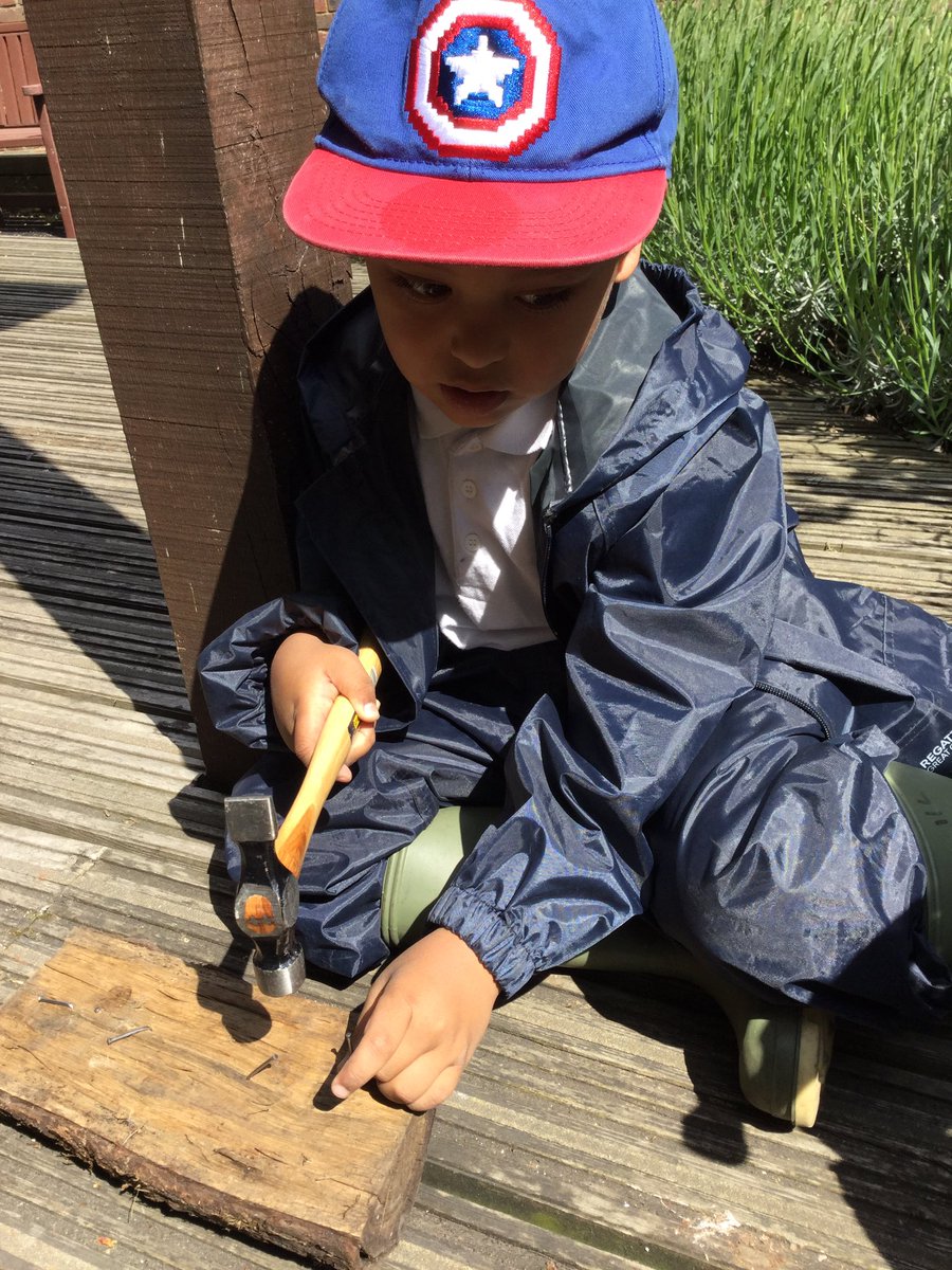ThomasBuxtonEY's tweet photo. We have been learning how to use the hammers safely at Forest School this week 🌳🌿 #eyfs #forestschool #tooluse https://t.co/TQ7cKHR7Sw