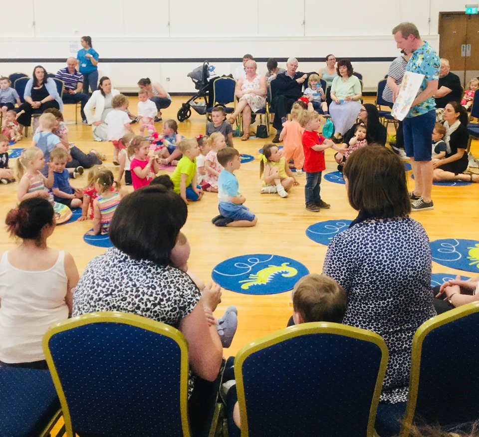 InverclydeLibs's tweet image. Here we go round the picnic blanket...on a lovely 🌞 day!

We had a fab time at our Big #Bookbug Party...an afternoon filled with fun, laughter, stories, songs, rhymes and even a picnic! #BookbugWeek #BookbugFun #BookbugsBigPicnic @Bookbug_SBT