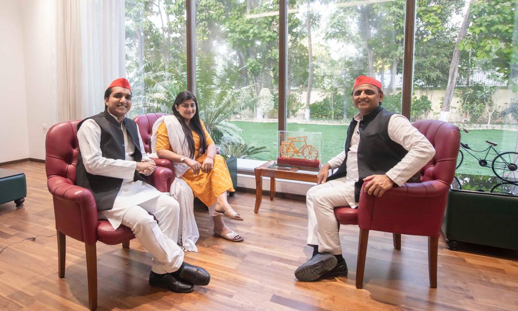 yadavakhilesh's tweet photo. आज ये श्रीमान आए और 23 को पूड़ी की दावत का न्योता दे गए! https://t.co/U5iVt8Pd1y