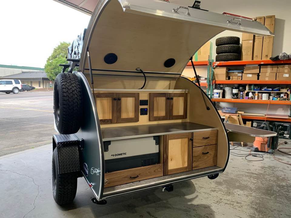AeroTeardrops's tweet photo. Bigfoot, an #AeroTeardrops High Clearance trailer is heading to @overlandexpo with his #rooftoptent & fam! Build your custom #overlanding trailer online: https://t.co/9ymBQb08qG #teardroptrailer #teardropthursday https://t.co/wTvR3rIziw