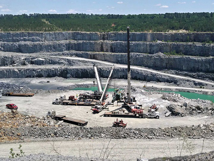 PhoenixCrane1's tweet photo. A 275 ton, 165 ton, and 75 ton crane roll into a quarry . . . ⛰⚒🏗⚒⛰ https://t.co/5GaPlkbkXk