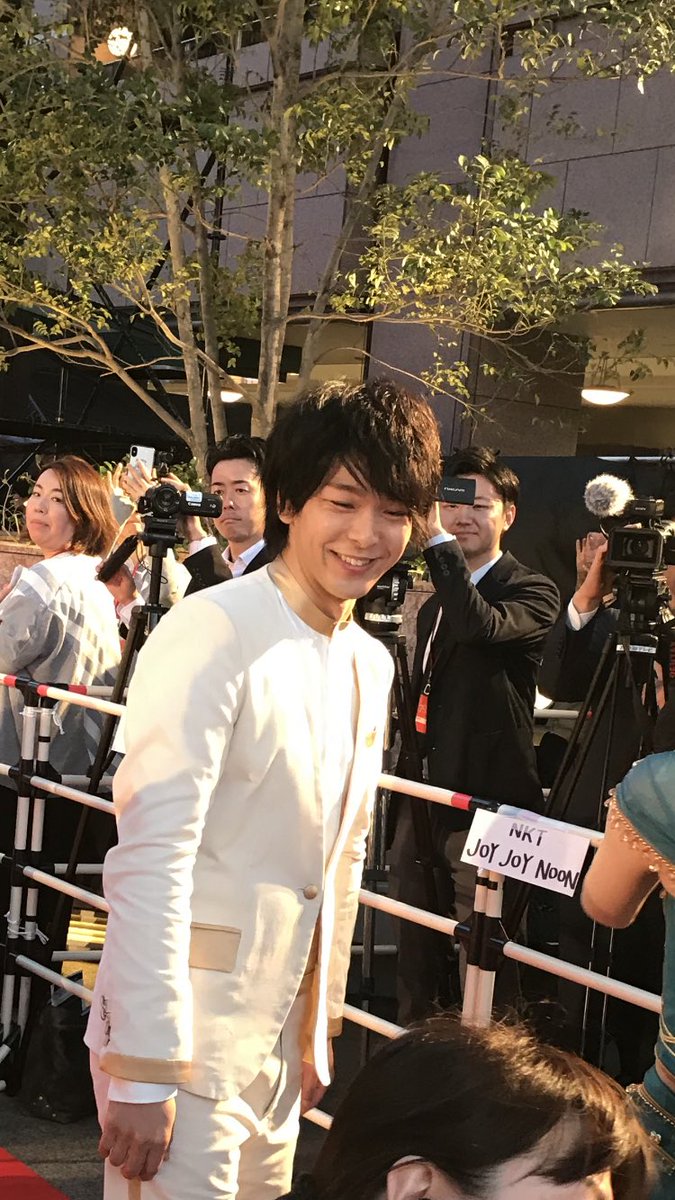 nami7358's tweet photo. きゃーきゃー(´>ω<｀)手振ってたら
倫也くんが、低いハイタッチ？いやロータッチ？してくれまちた。めちゃめちゃ柔らかいおてて✋でした(*´﹃｀*)💕

#マジックカーペットイベント 
#アラジン #中村倫也 https://t.co/A9aY7kBECZ