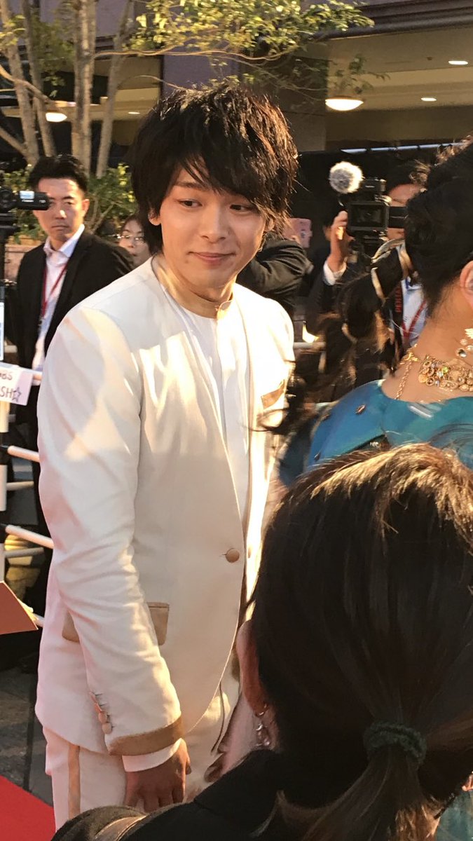 nami7358's tweet photo. きゃーきゃー(´>ω<｀)手振ってたら
倫也くんが、低いハイタッチ？いやロータッチ？してくれまちた。めちゃめちゃ柔らかいおてて✋でした(*´﹃｀*)💕

#マジックカーペットイベント 
#アラジン #中村倫也 https://t.co/A9aY7kBECZ